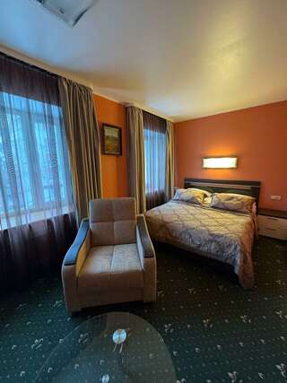 Гостиница Строитель Сыктывкар Номер комфорт улучшенный с 1 двуспальной кроватью-11