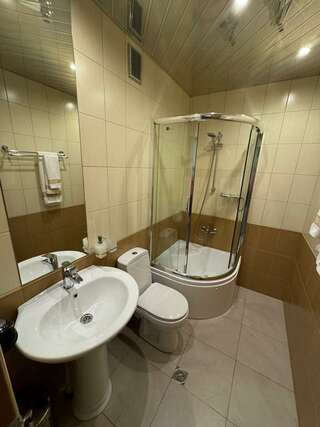 Гостиница Строитель Сыктывкар Номер комфорт улучшенный с 1 двуспальной кроватью-18