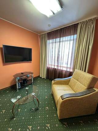 Гостиница Строитель Сыктывкар Номер комфорт улучшенный с 1 двуспальной кроватью-4