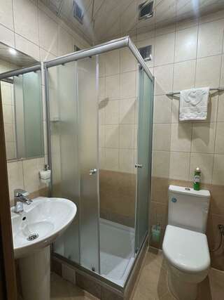 Гостиница Строитель Сыктывкар Номер комфорт улучшенный с 1 двуспальной кроватью-19