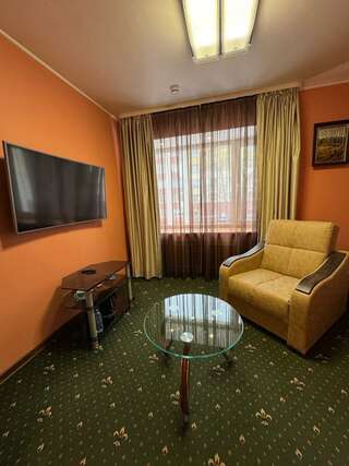 Гостиница Строитель Сыктывкар Номер комфорт улучшенный с 1 двуспальной кроватью-6